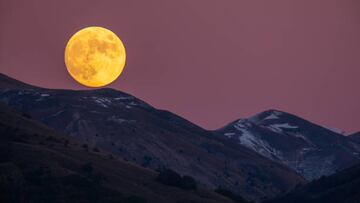 Luna llena de noviembre, vista desde L'Aquila, en Italia