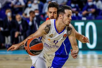 Thomas Heurtel supera la defensa del MVP Vasilije Micic.