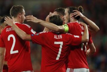 Alegría de Gareth Bale después de anotar el gol 4-0 de penalti para Gales frente a Moldavia