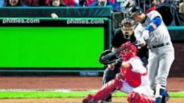 <b>INICIO DE LA REMONTADA. </b>Alex Rodríguez golpea la pelota lanzada por el pitcher Cole Hamels.
