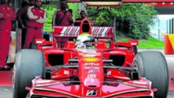 <b>VUELTA AL TRABAJO. </b>Felipe Massa se entrenó ayer en el circuito de Fiorano con el Ferrari de 2007 y con neumáticos de GP2.