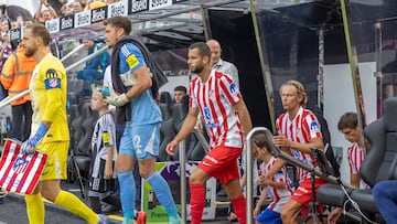 Hancko, con el Atlético a la salida del equipo en el partido ante el Newcastle.