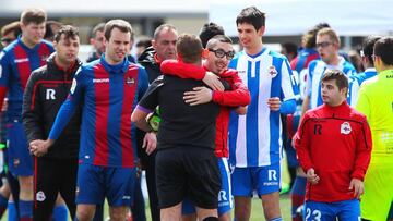 Jugadores de Deportivo y Levante Genuine saludan al &aacute;rbitro.
 