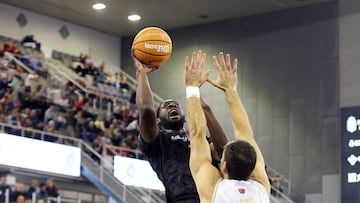 GRANADA, 03/01/2026.- El pívot sierraleonés del Covirán Granada Babatunde Olumuwiya (i) lanza a canasta ante el pívot estadounidense del San Pablo Burgos, Ethan Happ, durante el partido de la Liga Endesa de baloncesto que se disputa este sábado en el Palacio de Deportes de Granada. EFE/Pepe Torres.