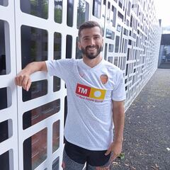 Gayà: “Volvería a renovar sin dudarlo, amo al Valencia”