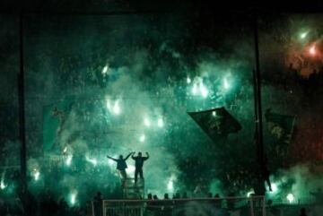 Es la gran atracción del fútbol griego. En su origen el Olympiacos, fundado en El Pireo (el puerto de Atenas), representaba a la clase trabajadora. El Panathinaikos, fundado en el centro de la ciudad, pertenecía a la clase alta. 