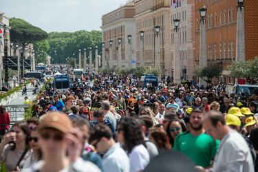 Cientos de personas esperan para despedirse del papa Francisco en la Basílica de San Pedro. 