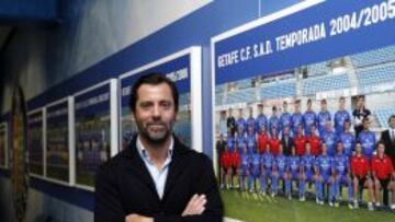 PASADO Y &iquest;FUTURO?. Quique Flores posa en el Coliseum ante un p&oacute;ster de su primera etapa.
 