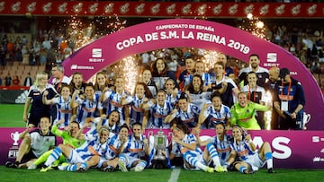 El equipo vasco ganó su primera Copa en 2019. En la foto, el equipo posando con el trofeo. 