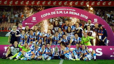El equipo vasco ganó su primera Copa en 2019. En la foto, el equipo posando con el trofeo. 
