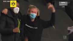 El desatado festejo de Haaland en la grada tras el gol en el final para el triunfo del Dortmund