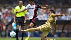 Gonz&aacute;lez disputa un bal&oacute;n ante Cabrera en el Apertura 2014