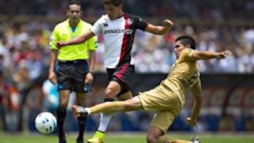 Gonz&aacute;lez disputa un bal&oacute;n ante Cabrera en el Apertura 2014