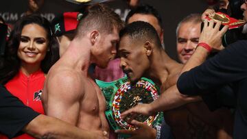 Canelo Álvarez y Daniel Jacobs durante el pesaje de su pelea.