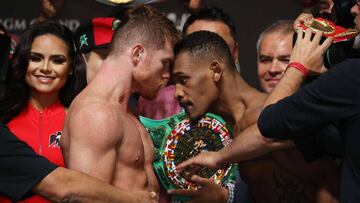 Canelo &Aacute;lvarez y Daniel Jacobs durante el pesaje de su pelea.