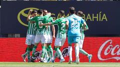 Los jugadores del Betis celebran el gol de Borja Iglesias.