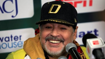 Diego Armando Maradona sonriendo durante una rueda de prensa como entrenador de los Dorados de Sinaloa.