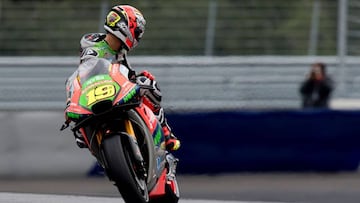 Álvaro Bautista con la Aprilia en Austria.