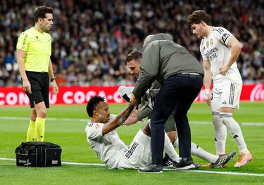 El jugador brasileño no puede apoyar la pierna izquierda y es ayudado por los médicos del Real Madrid a abandonar el terreno de juego.