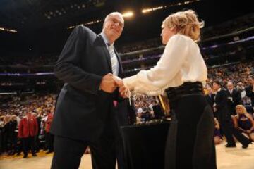 La ceremonia de entrega de los anillos en el Staples Center. Jeannie Buss, su pareja e hija del mítico dueño de la franquicia, Jerry Buss.