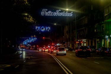 Madrid ilumina sus calles con más de 13 millones de luces LED en 240 puntos de la ciudad, destacando un árbol de 37 metros en Sol, un túnel luminoso en Gran Vía y un ángel gigante de 18 metros en Colón.