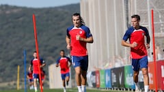 Soyuncu y Azpilicueta, durante un entrenamiento del Atlético. La inversión en defensa ya compensa.