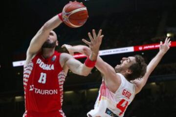 El p¨ªvot espa?ol, Pau Gasol (d), y el polaco Marcin Gortat (i) durante el partido de octavos de final del Europeo 2015 entre las selecciones de Espa?a y Polonia, celebrado en el estadio Pierre Mauroy de la localidad francesa de Lille.