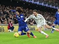 Soccer Football - Premier League - Fulham v Chelsea - Craven Cottage, London, Britain - January 7, 2026 Chelsea's Marc Cucurella in action with Fulham's Timothy Castagne REUTERS/David Klein EDITORIAL USE ONLY. NO USE WITH UNAUTHORIZED AUDIO, VIDEO, DATA, FIXTURE LISTS, CLUB/LEAGUE LOGOS OR 'LIVE' SERVICES. ONLINE IN-MATCH USE LIMITED TO 120 IMAGES, NO VIDEO EMULATION. NO USE IN BETTING, GAMES OR SINGLE CLUB/LEAGUE/PLAYER PUBLICATIONS. PLEASE CONTACT YOUR ACCOUNT REPRESENTATIVE FOR FURTHER DETAILS..
