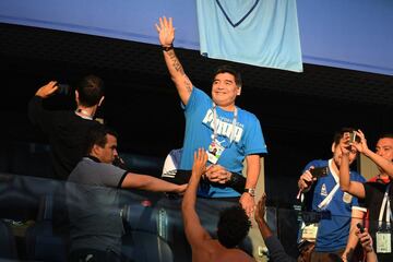 Maradona la grada del estadio San Petersburgo.