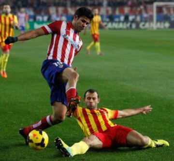 Diego Costa intenta llevarse el balón ante Mascherano.