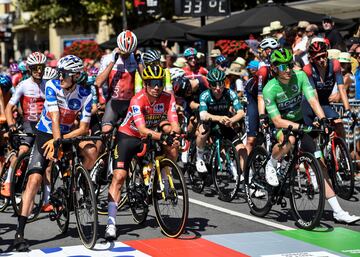 Joan Bou, con el maillot de montaña, Primoz Roglic, con el maillot de líder, y Sam Bennett con el maillot verde de la clasificación regular por puntos, antes del inicio de la etapa.