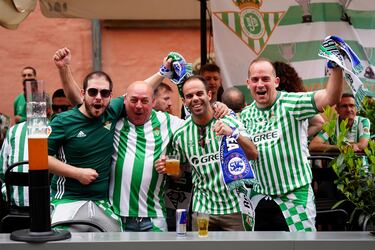 Gran ambiente en la Fan Zone del Real Betis. 