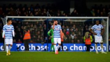 LONDON, ENGLAND - FEBRUARY 07:  Eduardo Vargas, Mauricio Isla y Nedum Onuoha lamentaron la derrota como local.