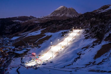 Vista general de la pista en la que se muestra el recorrido de la carrera antes de la prueba de eslalon paralelo femenino de la Copa del Mundo de esquí alpino FIS en Lech, Austria. Una noticia acogida con alegría, ya que las restricciones por el coronavirus hicieron peligrar la celebración del evento.