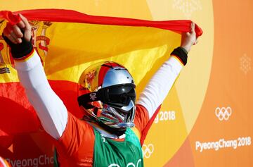 Regino Hernández celebra la medalla de bronce.