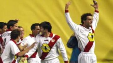 <b>PRECEDENTE. </b>Azkoitia, a la derecha, celebra su gol en 2002.