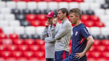 Iker Muniain con Ziganda al fondo.