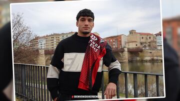 Iker Benito posa con su nueva camiseta al lado del río Ebro.