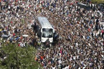 El autob¨²s con los jugadores del Real Madrid llega al estadio Santiago Bernab¨¦u rodeado de aficionados.