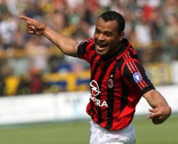 Leyenda del f¨²tbol brasile?o y mundial. Ha jugado en el Sao Paulo, Real Zaragoza, Palmeiras, Roma y el AC Milan. En su palmar¨¦s tiene entre otros t¨ªtulos, 1 Campeonato Brasile?o, 2 Ligas italianas, 2 Supercopas de Italia, 2 Copas Libertadores, 2 Intercontinentales, 2 Copas Am¨¦rica y 2 Copas del Mundo.