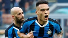 Lautaro Mart&iacute;nez celebra un gol con Borja Valero por detr&aacute;s.