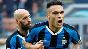Lautaro Martínez celebra un gol con Borja Valero por detrás.