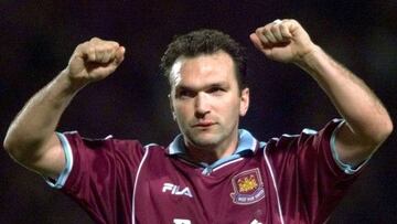 Neil Ruddock celebra un gol con el West Ham en 1999.