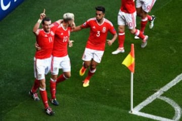 Gareth Bale, Aaron Ramsey y Neil Taylor celebran el gol que clasifica a Gales.