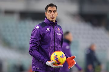 El del veterano portero del conjunto viola es otro caso más de jugadores que, a pesar de apenas tener apariciones sobre el verde, siguen prolongando sus carreras profesionales. Con 39 años, Antonio Rosati solo disputó un encuentro (de Coppa Italia ante el Benevento) durante la 2021/2022, el primero como jugador de la Fiorentina en dos temporadas. Aunque termina contrato el 30 de junio, desde Italia informan que su renovación está cerca.