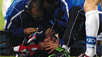 Los responsables rojiblancos le intentan reanimar en el mismo césped y le meten en la boca la cánula de Guedel.