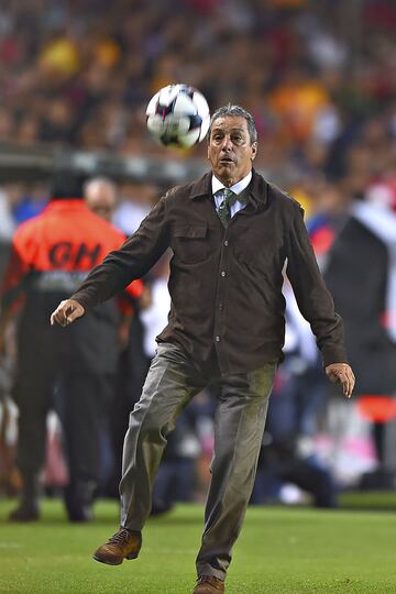 En palabras del propio “Jefe”, no fue a Europa porque “eran otros tiempos”, pues era raro que antes de los 90 los clubes de allá voltearan al fútbol mexicano, de haberlo hecho habrían notado el enorme talento del entonces mediocampista ofensivo que es considerado el mejor jugador en la historia de Tigres.