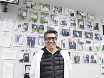 Pedro Muñoz González, propietario y director técnico de Ortopedia Juan Bravo, con todas las fotos de los jugadores de Madrid, Atlético y otros equipos que han ido pasando por su establecimiento a lo largo de los años.
