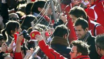 <b>UN ÍDOLO. </b>Los aficionados presentes en el trazado valenciano de Cheste vitorearon y se acercaron lo más posible a Fernando Alonso, subcampeón mundial 2012.