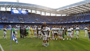El Elche gan 0-4 al Deportivo de la Coru?a y certifica as su vuelta a Primera Divisin. Jugadores y cuerpo tcnico celebran el ascenso.